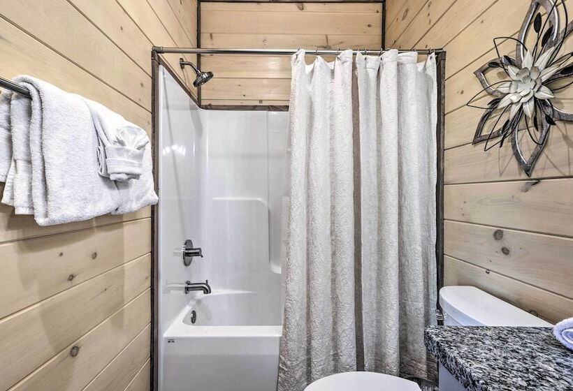 Smoky Cove Retreat W/ Private Hot Tub & Deck!