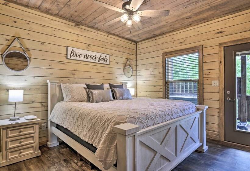 Smoky Cove Retreat W/ Private Hot Tub & Deck!