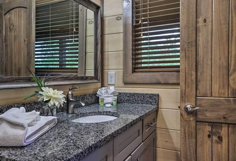 Smoky Cove Retreat W/ Private Hot Tub & Deck!