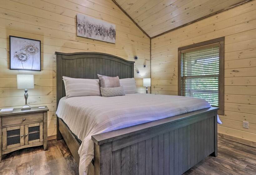 Smoky Cove Retreat W/ Private Hot Tub & Deck!