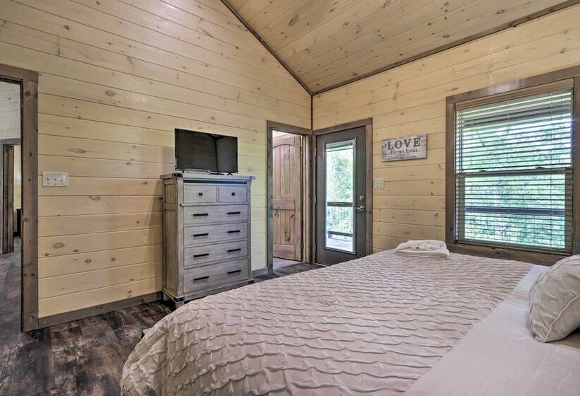Smoky Cove Retreat W/ Private Hot Tub & Deck!