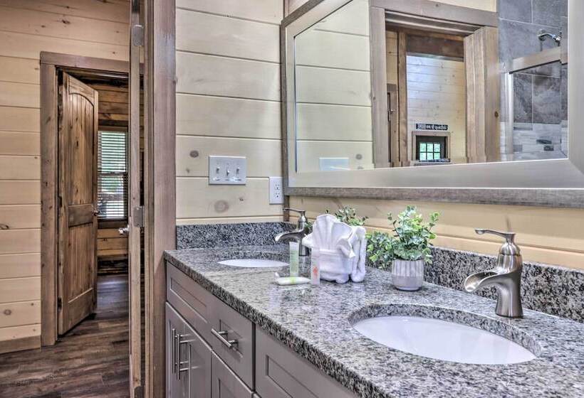 Smoky Cove Retreat W/ Private Hot Tub & Deck!