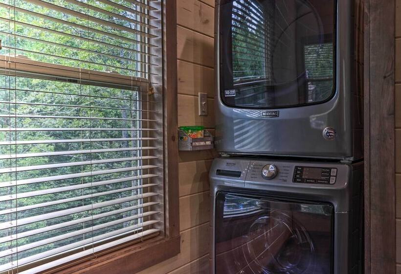 Smoky Cove Retreat W/ Private Hot Tub & Deck!