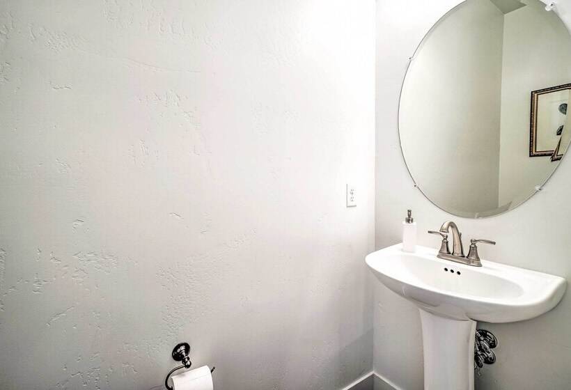 Spacious Bellemont Cabin W/ Jacuzzi + Mtn View!