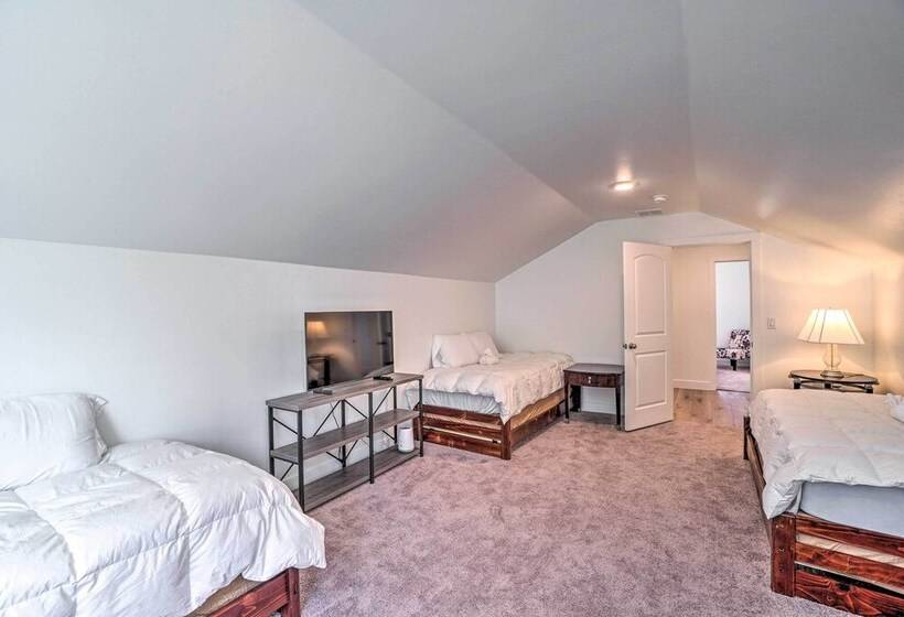 Spacious Bellemont Cabin W/ Jacuzzi + Mtn View!