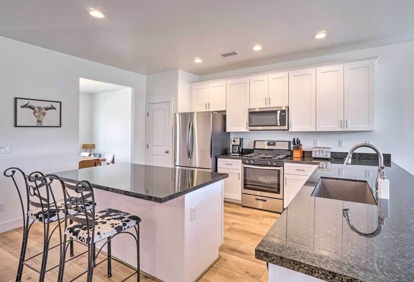 Spacious Bellemont Cabin W/ Jacuzzi + Mtn View!