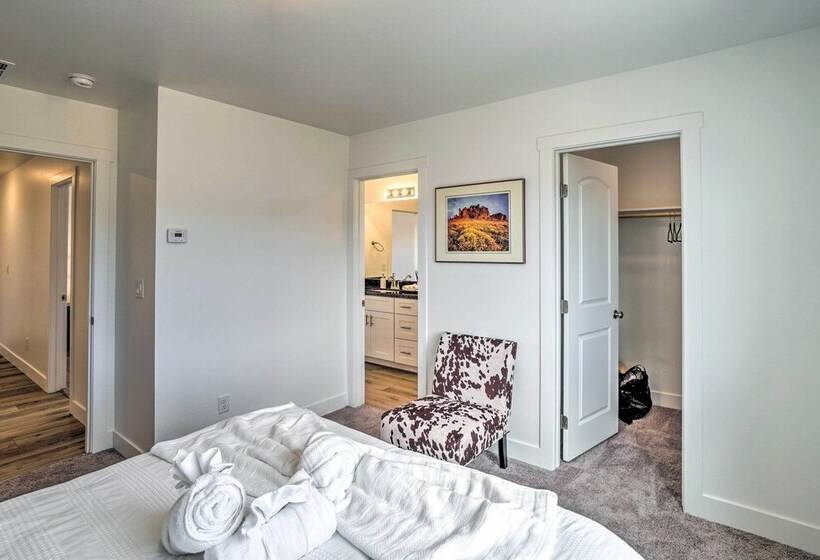 Spacious Bellemont Cabin W/ Jacuzzi + Mtn View!