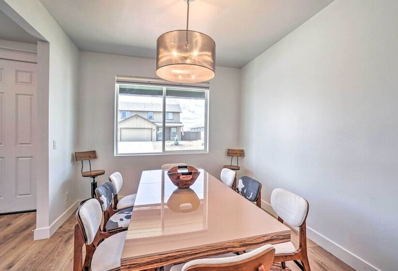 Spacious Bellemont Cabin W/ Jacuzzi + Mtn View!