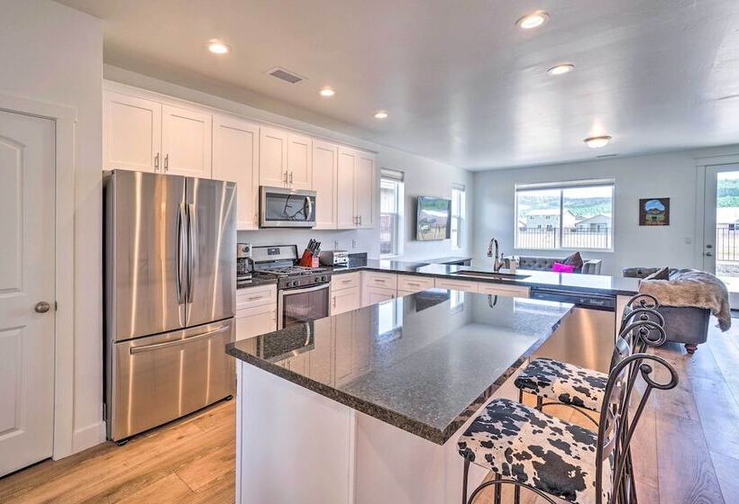 Spacious Bellemont Cabin W/ Jacuzzi + Mtn View!