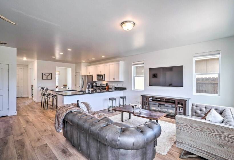 Spacious Bellemont Cabin W/ Jacuzzi + Mtn View!