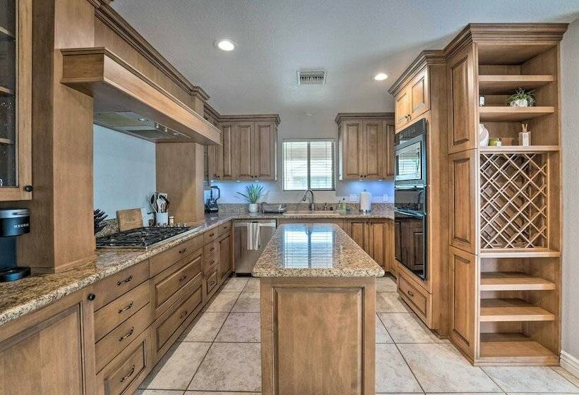 Spacious Desert Retreat ~ 3 Mi To Lake Havasu