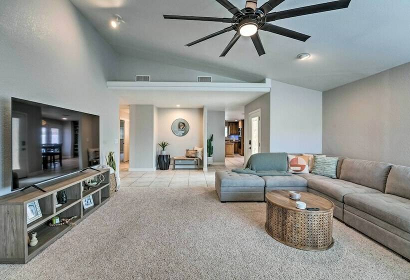 Spacious Desert Retreat ~ 3 Mi To Lake Havasu