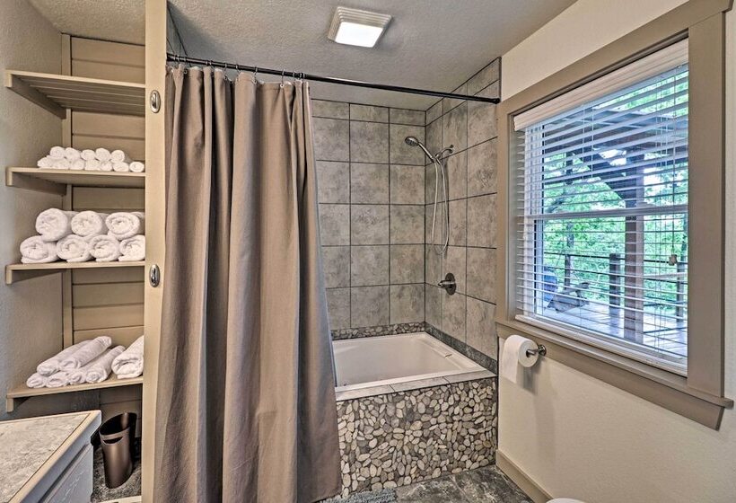 Spacious & Elegant Mountain View Cabin W/ Deck!