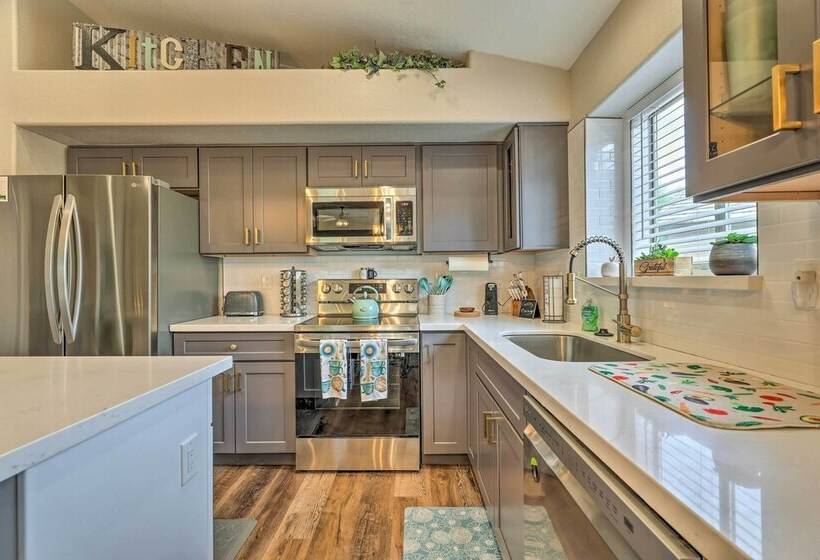 Centrally Located Gilbert Home: Patio & Grill!