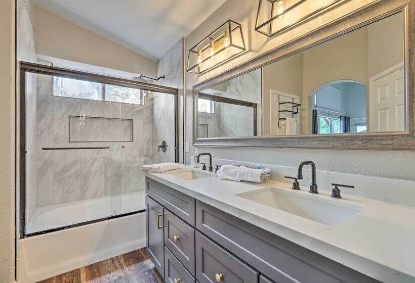 Centrally Located Gilbert Home: Patio & Grill!