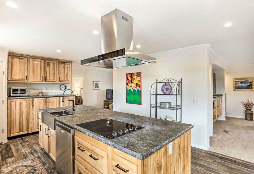 Spacious Hermosa House W/ Black Hills View