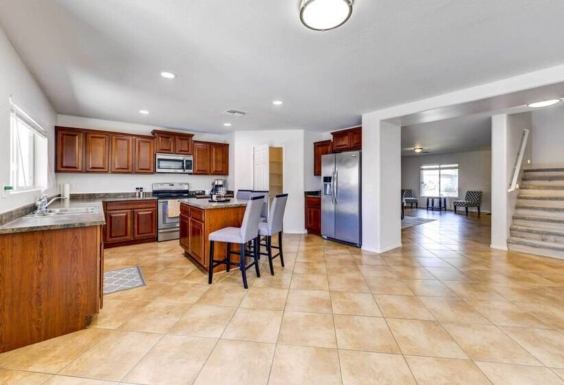 Spacious Arizona Home: Pool, 9 Mi To San Tan Mtn