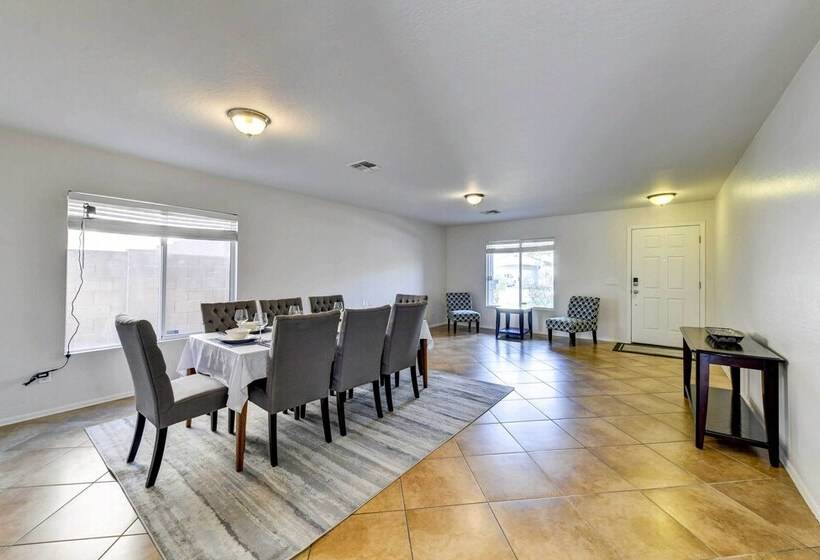 Spacious Arizona Home: Pool, 9 Mi To San Tan Mtn