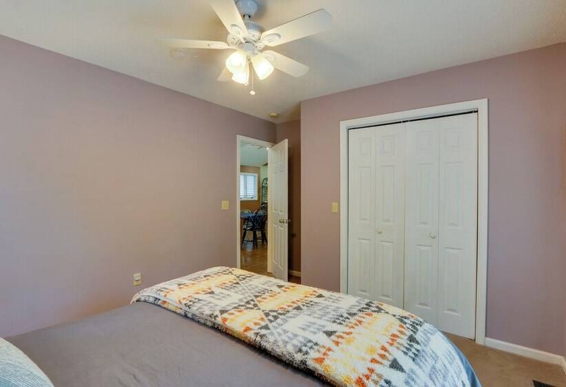 Spacious Mcgaheysville Home: Hot Tub & Pool Table!