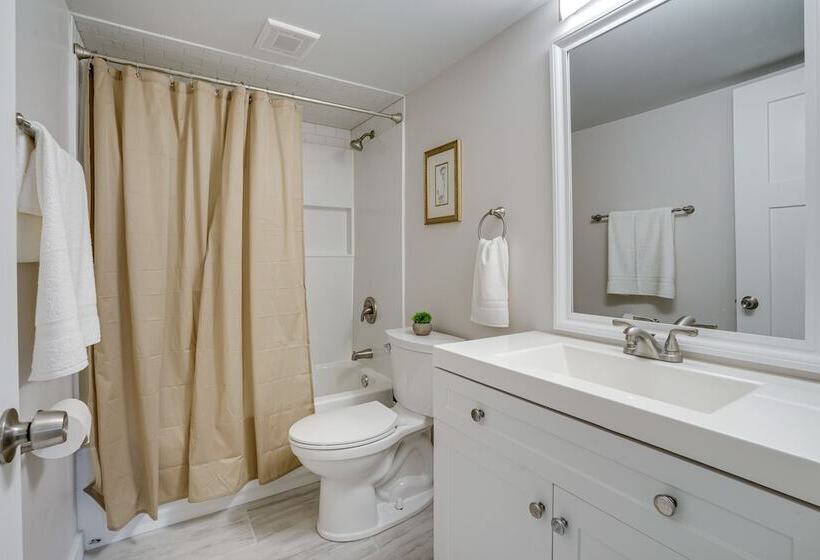 Spacious Minneapolis Home Rental: 8 Mi To Downtown