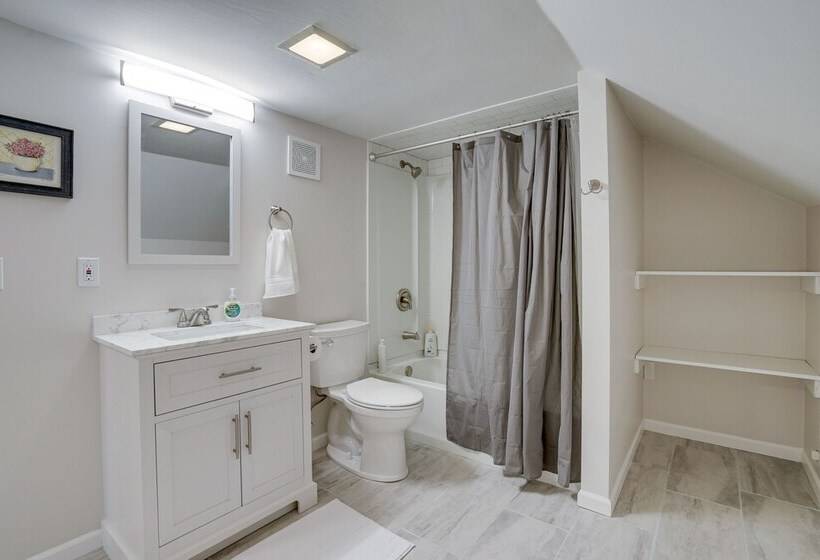 Spacious Minneapolis Home Rental: 8 Mi To Downtown