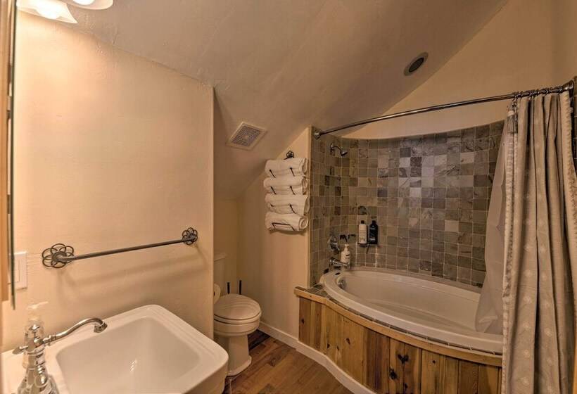 Spacious Pinetop Country Club Cabin W/ Deck!