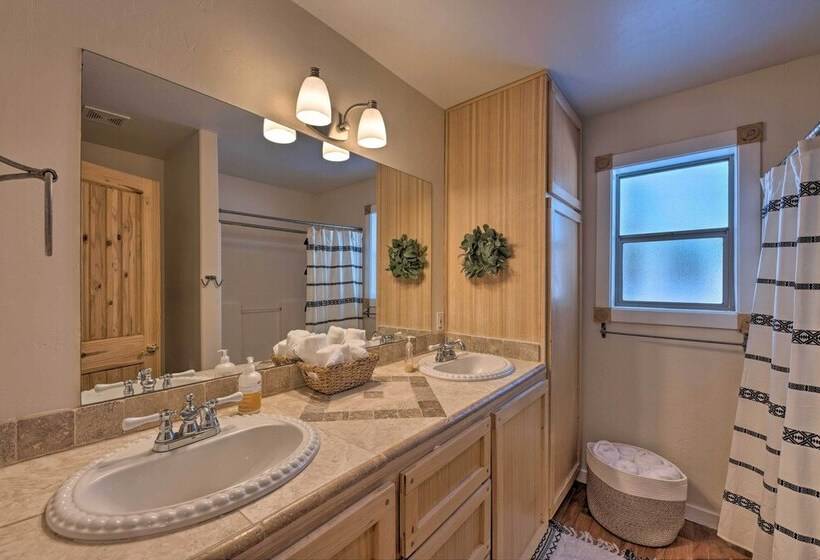 Spacious Pinetop Country Club Cabin W/ Deck!