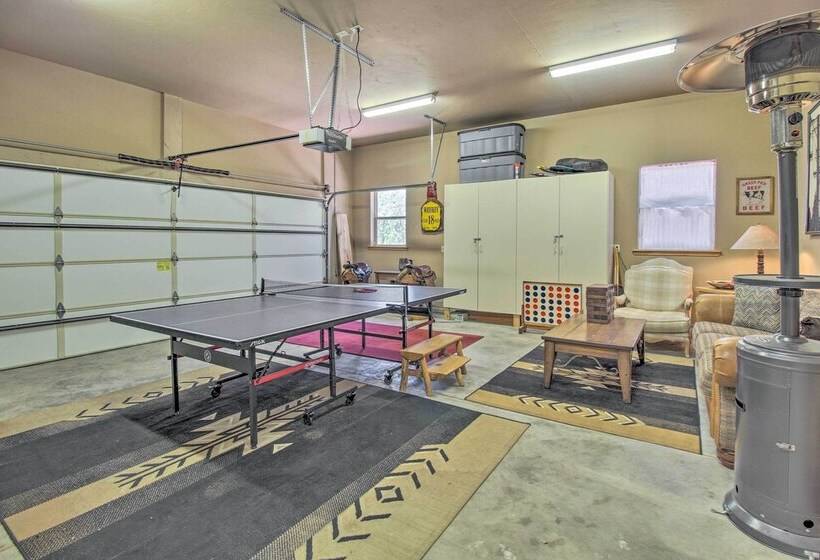 Deck, Grill & Fire Pit: Spacious Show Low Hideaway