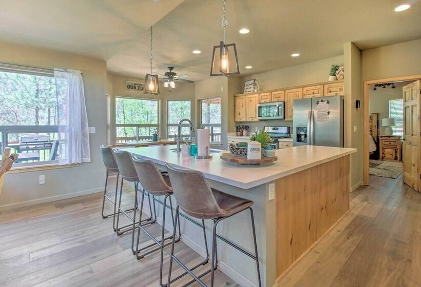 Deck, Grill & Fire Pit: Spacious Show Low Hideaway