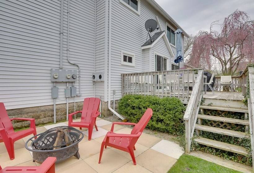 Spacious South Haven Retreat Near Lake Michigan