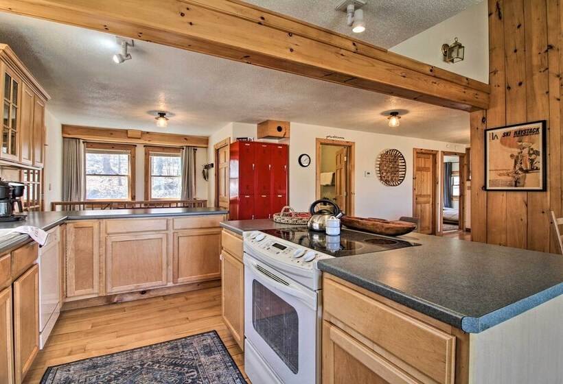 Storybook Stratton House: 3 Mi To Mount Snow!