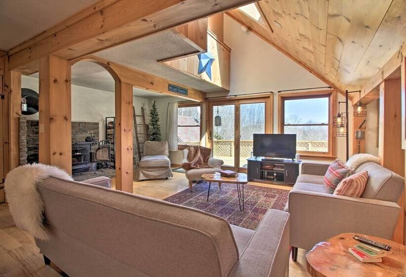 Storybook Stratton House: 3 Mi To Mount Snow!