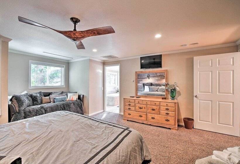 Stunning Kent Lake House W/ Private Dock!