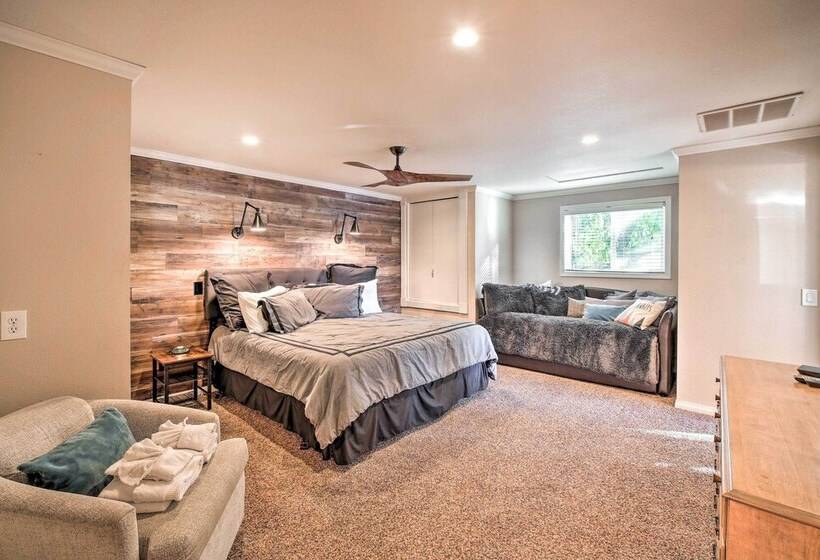 Stunning Kent Lake House W/ Private Dock!