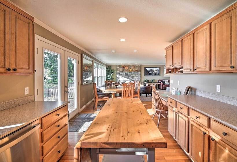 Stunning Kent Lake House W/ Private Dock!