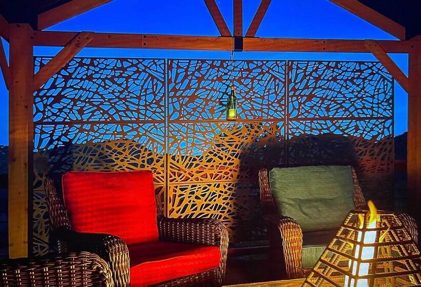 West Sedona Retreat: Deck & Mountain Views