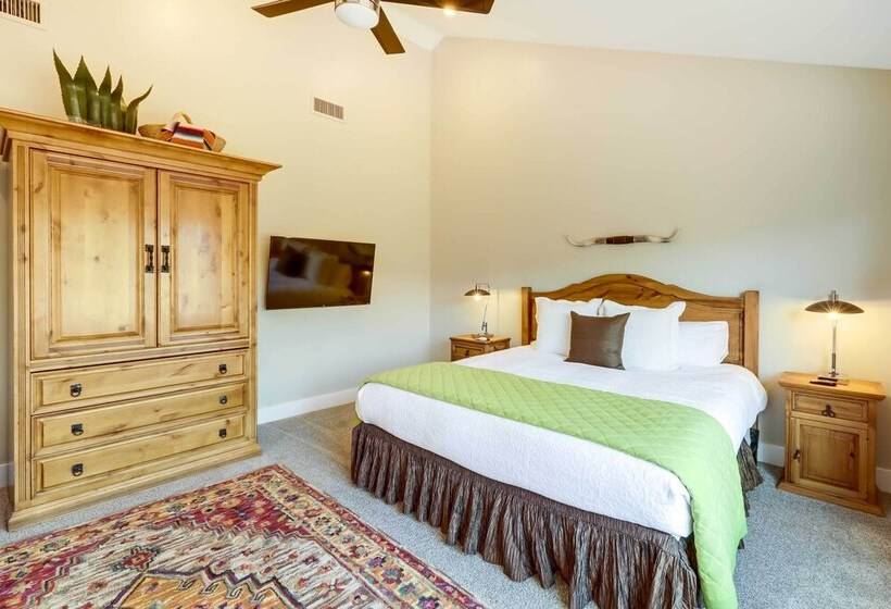 West Sedona Retreat: Deck & Mountain Views