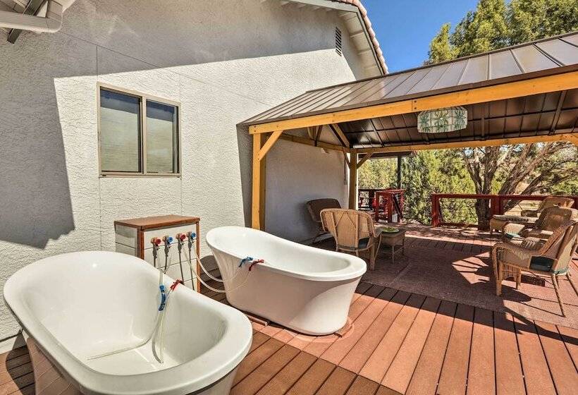 West Sedona Retreat: Deck & Mountain Views