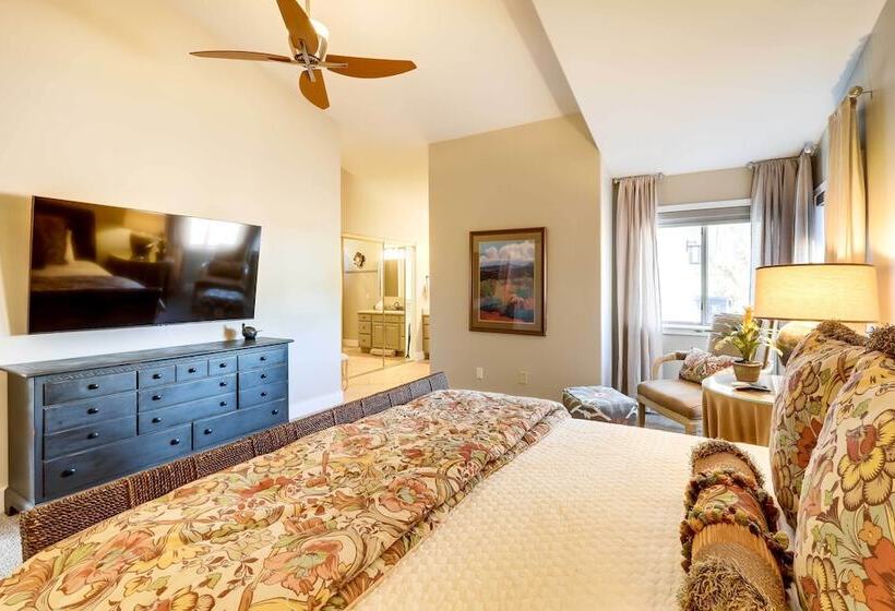 West Sedona Retreat: Deck & Mountain Views