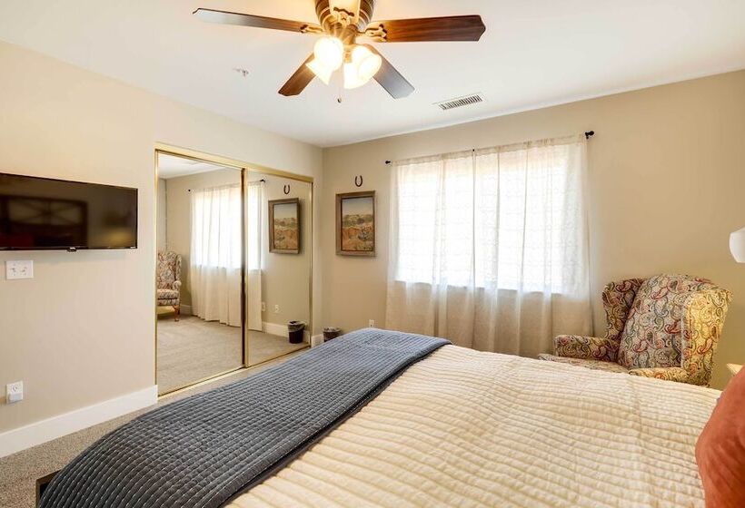 West Sedona Retreat: Deck & Mountain Views