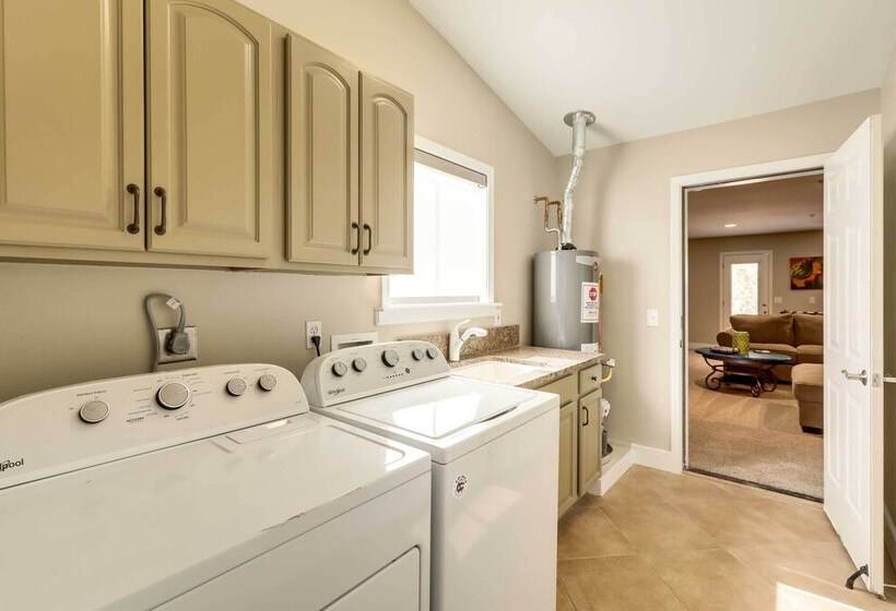 West Sedona Retreat: Deck & Mountain Views