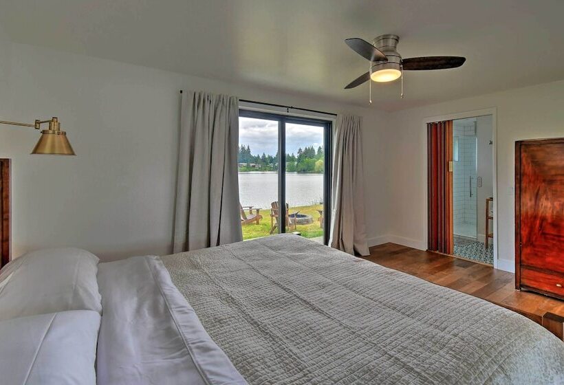 Stylish Olympia Home W/ Private Boat Dock!