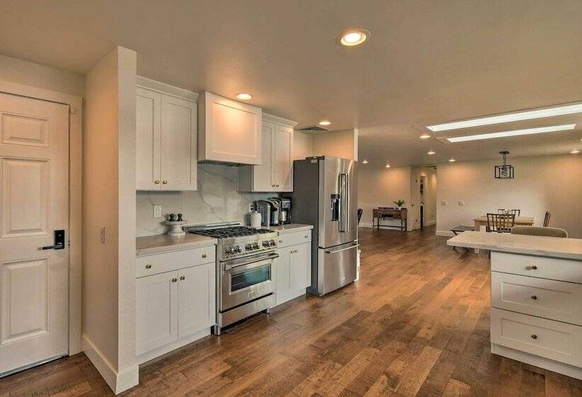 Stylish Olympia Home W/ Private Boat Dock!