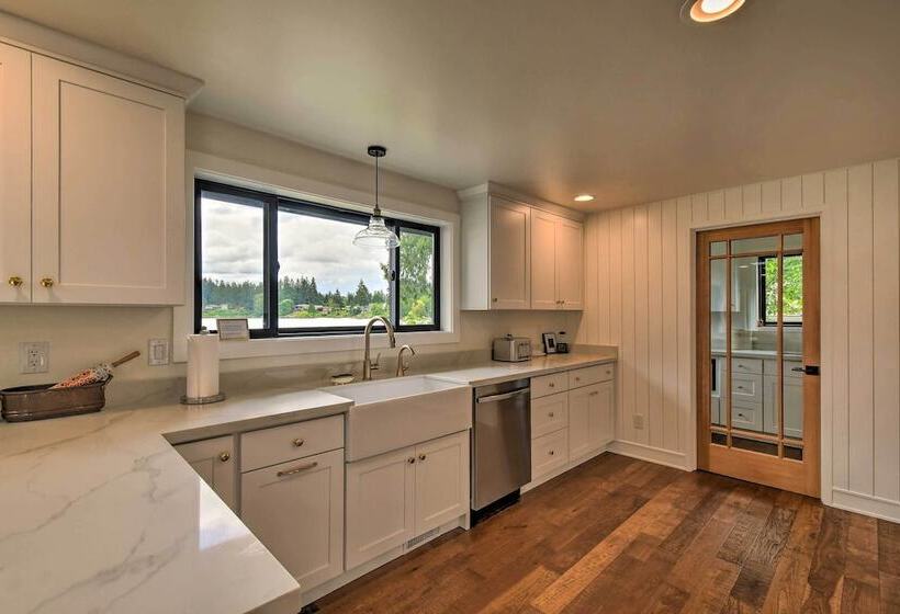 Stylish Olympia Home W/ Private Boat Dock!