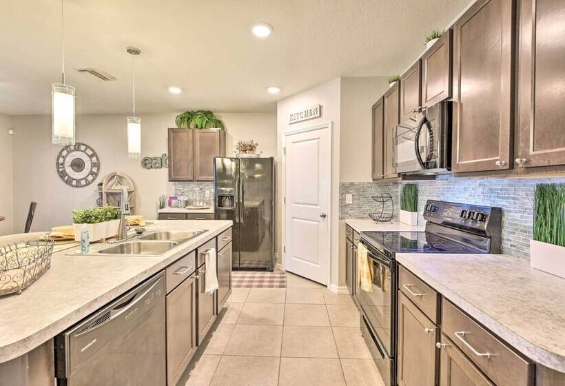 Sun City Center Home: 20 Mi To Downtown Tampa