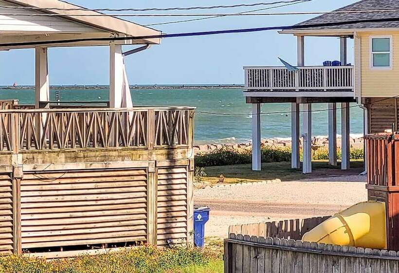 Walk To Ocean: Coastal Surfside Beach Bungalow!