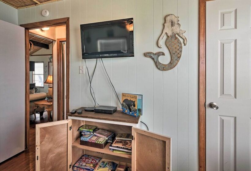 Walk To Ocean: Coastal Surfside Beach Bungalow!