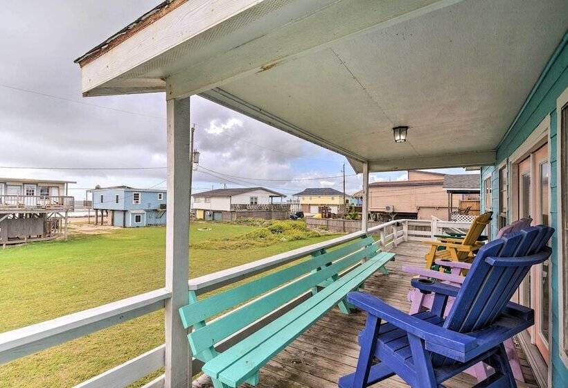 Walk To Ocean: Coastal Surfside Beach Bungalow!