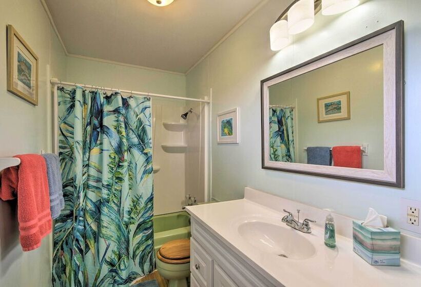 Walk To Ocean: Coastal Surfside Beach Bungalow!