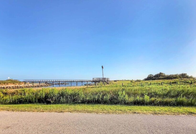 Walk To Ocean: Coastal Surfside Beach Bungalow!